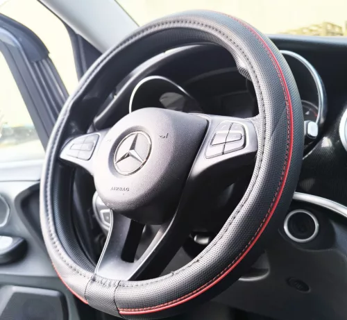 Bőrhatású kormányvédő huzat - 38cm - fekete/piros betétes