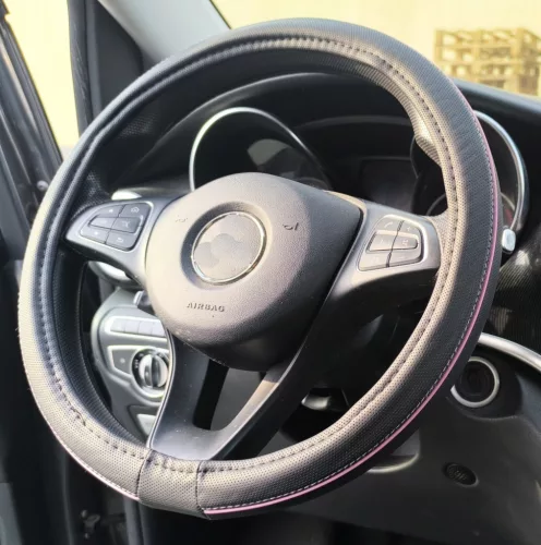 Bőrhatású kormányvédő huzat - 38cm - fekete/pink betétes