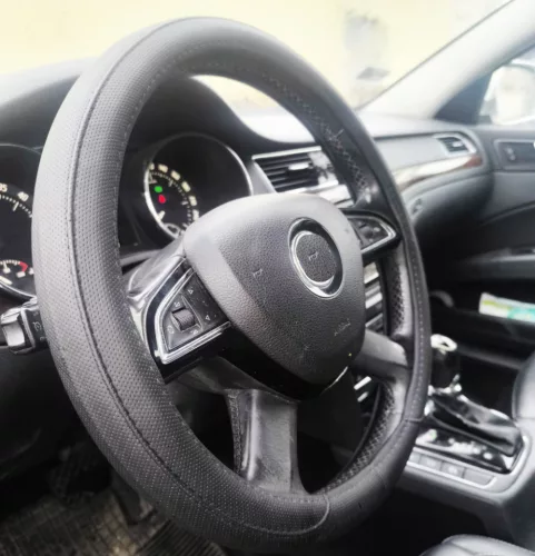 Bőrhatású szellőző kormányvédő - fekete színben, fehér belsővel - 38cm - 23518BK-PRO